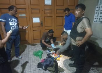Polsek Siantar Selatan mengamankan lokasi temuan tas mencurigakan di Jalan Gereja.