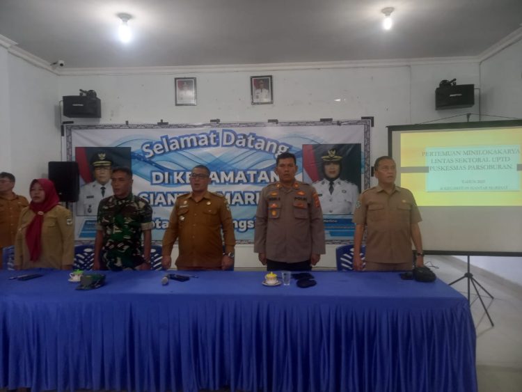 Kapolsek Siantar Marihat, AKP Doni Simanjuntak SH, menghadiri pertemuan Miniloka Karya Lintas Sektoral UPTD Puskesmas Parsoburan Tahun 2025, di Aula Kantor Camat Siantar Marihat,  Jln Melanthon Siregar, pada Selasa (21/10/2025) siang.
