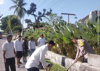 Bhabinkamtibmas Kelurahan Kristen, BRIPKA Swandi, bersama perangkat Kelurahan Kristen dan masyarakat, melaksanaskan gotong royong, di Jalan Bahagia, pada Rabu (8/10/2025) pagi.