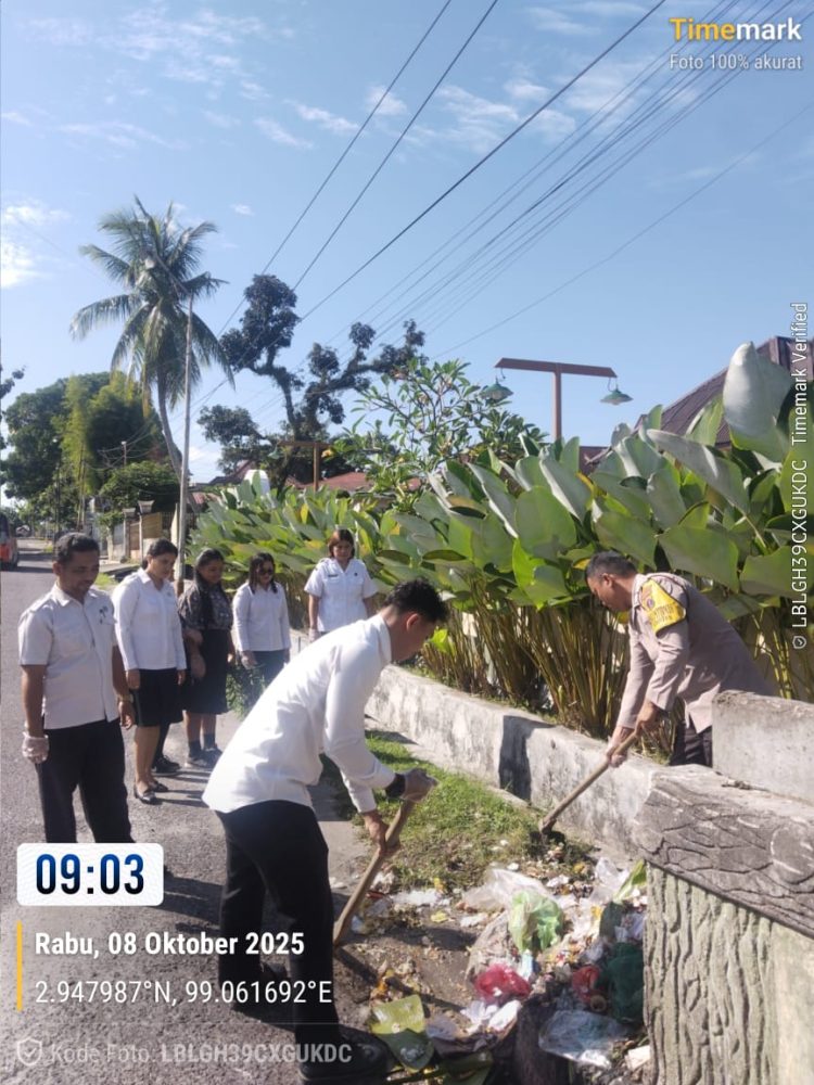 Bhabinkamtibmas Kelurahan Kristen, BRIPKA Swandi, bersama perangkat Kelurahan Kristen dan masyarakat, melaksanaskan gotong royong, di Jalan Bahagia, pada Rabu (8/10/2025) pagi.