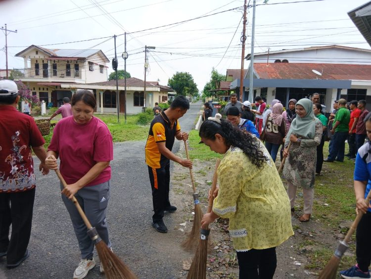 Polsek Siantar Marihat mengikuti gotong royong, di Jalan Farel Pasaribu atas, pada Jumat (10/10/2025) pagi.