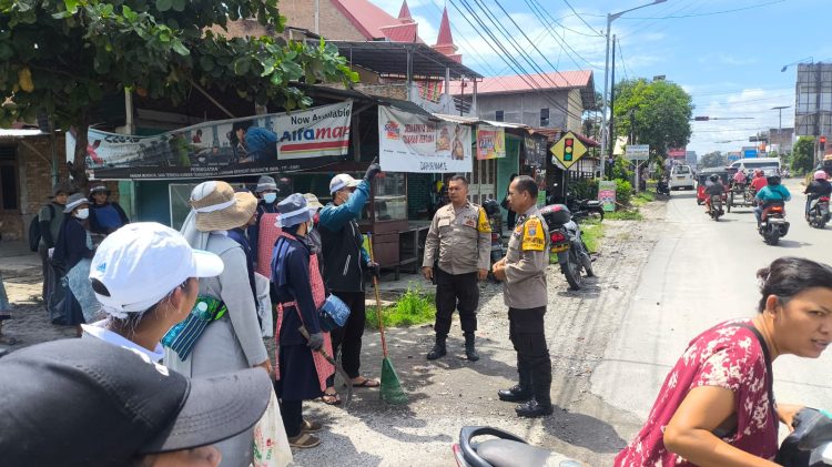 Polsek Siantar Martoba melaksanakan pengamanan kegiatan Gerak Ekologi (Rawat bumi) dan kebersihan jalan yang digelar Forum Kerjasama Tarekat Hidup Bakti (FK-THB) Keuskupan Agung Medan Vikariat Siantar-Simalungun, pada Sabtu (18/10/2025) pagi.
