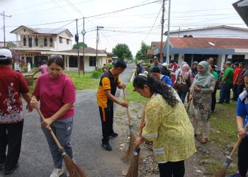 Polsek Siantar Marihat mengikuti gotong royong, di Jalan Farel Pasaribu atas, pada Jumat (10/10/2025) pagi.