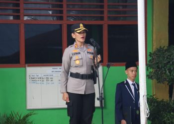 Kapolres Pematangsiantar, AKBP Sah Udur T.M. Sitinjak SH, SIK, MH, menjadi pembina upacara dalam kegiatan Police Go To School, di Sekolah MTsN (Madrasah Tsanawiyah Negeri) Kota Pematangsiantar, pada Selasa (28/10/2025) pagi.