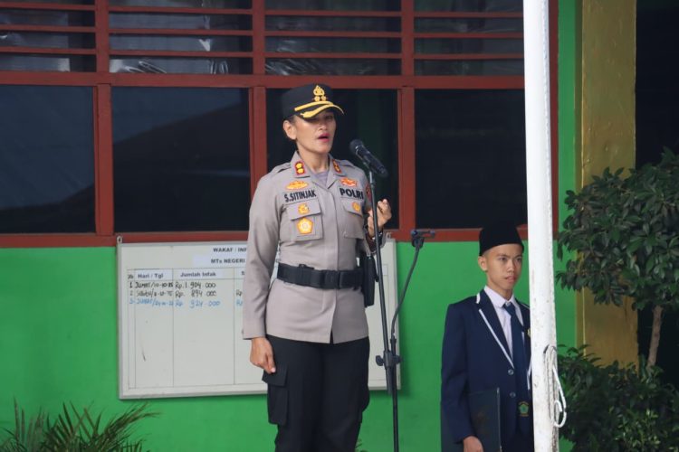 Kapolres Pematangsiantar, AKBP Sah Udur T.M. Sitinjak SH, SIK, MH, menjadi pembina upacara dalam kegiatan Police Go To School, di Sekolah MTsN (Madrasah Tsanawiyah Negeri) Kota Pematangsiantar, pada Selasa (28/10/2025) pagi.
