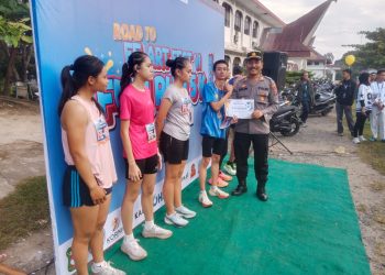 Kapolsek Siantar Martoba, AKP Martua Manik SH, MH, menghadiri kegiatan Fe Art Fast VI Fun Run Tahun 2025 yang berlangsung di Lapangan Universitas Simalungun (USI), Jl. Sisingamangaraja, pada Minggu (26/10/2025) pagi.