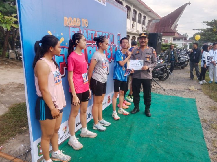 Kapolsek Siantar Martoba, AKP Martua Manik SH, MH, menghadiri kegiatan Fe Art Fast VI Fun Run Tahun 2025 yang berlangsung di Lapangan Universitas Simalungun (USI), Jl. Sisingamangaraja, pada Minggu (26/10/2025) pagi.