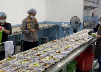 Kapolres Pematangsiantar, AKBP Sah Udur langsung melakukan pengecekan para karyawan SPPG dalam pelaksanaan pendistribusian makanan bergizi gratis yang akan diberikan ke Sekolah TK Bhayangkari 06 Pematangsiantar dan SMP Negeri 1 Pematangsiantar.