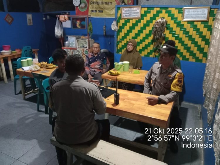 Polsek Siantar Barat  melakukan pengecekan Tempat Kejadian Perkara (TKP) dugaan keributan di Jalan Simbolon, pada Selasa (21/10/2025).