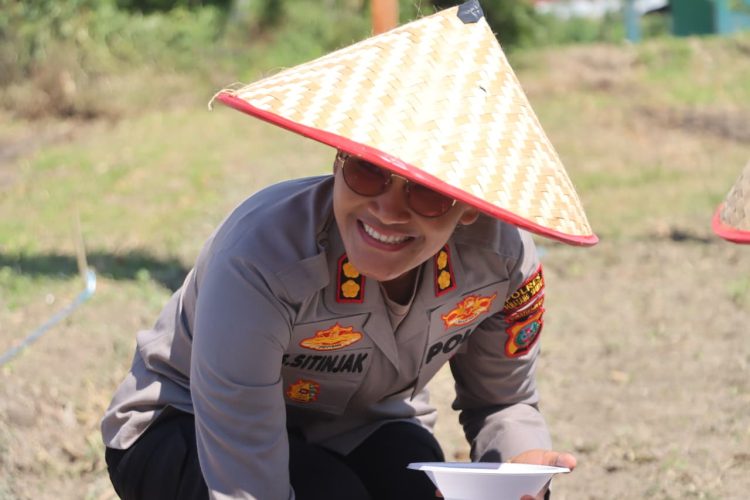 Kapolres Pematangsiantar, AKBP Sah Udur T.M. Sitinjak SH, SIK, MH, pimpin kegiatan penanaman jagung serentak Kuartal IV Tahun 2025, di Jl. Bahkora II, pada Rabu (8/10/2025) pagi.