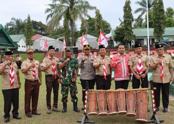 Wakapolres Pematangsiantar, Kompol Budiono S, SH, MH, menghadiri pembukaan Jambore Kwartir Pramuka Cabang Pematangsiantar Tahun 2025 yang berlangsung di Lapangan Yonif 122/Tombak Sakit (TS), pada Kamis (23/10/2025) siang.