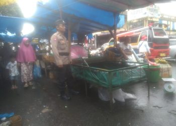 Bhabinkamtibmas, Aipda Julham Efendi Saragih dan Bripka Edward melaksanakan patroli dan sambang para pedagang eks Gedung IV Pasar Horas, di tempat relokasi, Jalan Merdeka Bawah, pada Rabu (1/10/2025) siang.