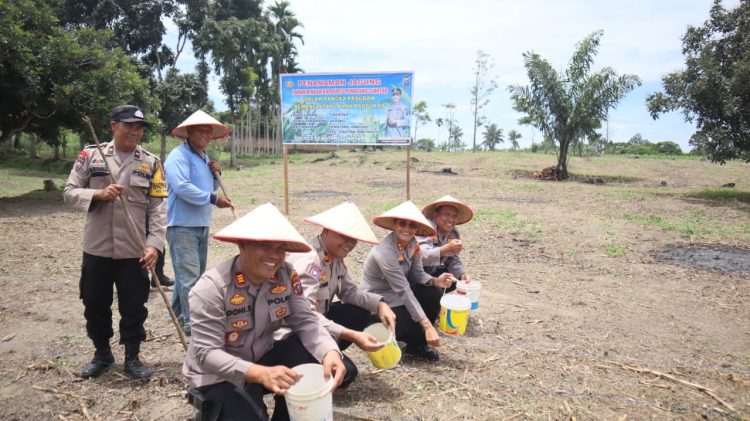 Kapolres Pematangsianțar, AKBP Sah Udur T.M. Sitinjak SH, SIK, MH, bersama para Pejabat Utama (PJU) melaksanakan penanaman jagung, di Jalan Melanthon Siregar, Gang Kuku Balam, pada Selasa (30/9/2025) siang.