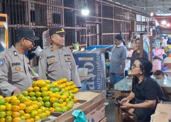 Personil Satuan Binmas Polres Pematangsiantar melaksanakan patroli dan sambang Kamtibmas kepada para pedagang eks Gedung IV Pasar Horas, di Jln Merdeka, pada Selasa (30/9/2025) sore.
