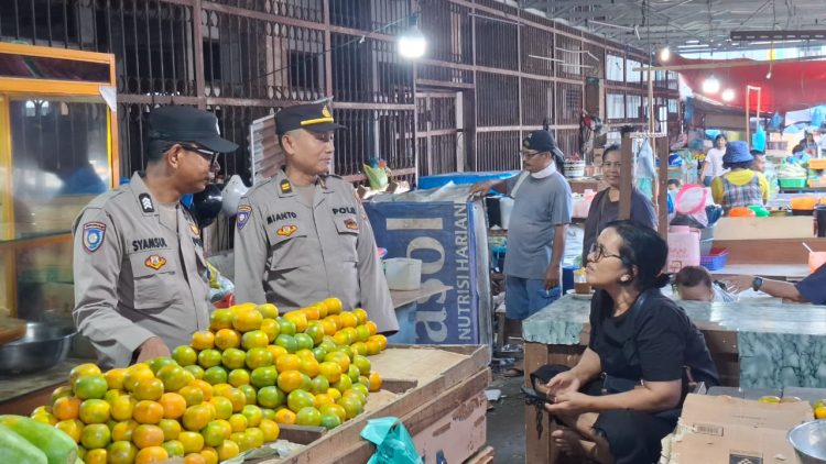 Personil Satuan Binmas Polres Pematangsiantar melaksanakan patroli dan sambang Kamtibmas kepada para pedagang eks Gedung IV Pasar Horas, di Jln Merdeka, pada Selasa (30/9/2025) sore.