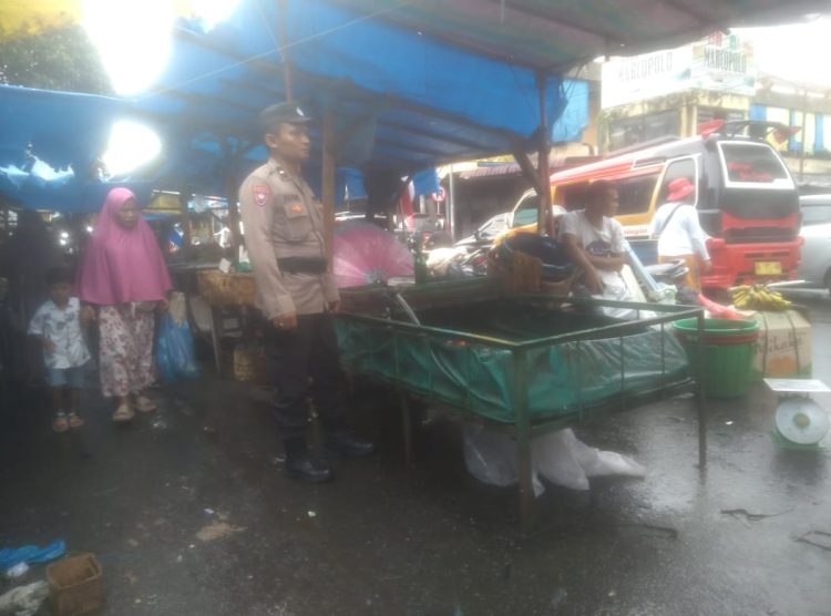 Bhabinkamtibmas, Aipda Julham Efendi Saragih dan Bripka Edward melaksanakan patroli dan sambang para pedagang eks Gedung IV Pasar Horas, di tempat relokasi, Jalan Merdeka Bawah, pada Rabu (1/10/2025) siang.