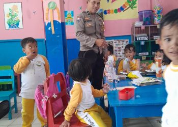 Bhabinkamtibmas Kelurahan Siopat Suhu, AIPDA V.R saragih G.S.T, laksanakan monitoring hari ke 4 pendistribusian Makanan Bergizi Gratis (MBG) di TK Kemala Bhayangkari 06 Pematangsiantar pada Kamis (30/10/2025) pagi.