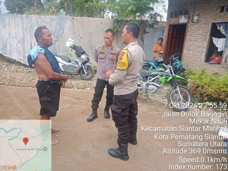 Kanit Binmas, IPDA B. Sitorus bersama personil, sambangi ladang jagung warga, Bapak Simamora, di Jalan Dolok Baringin, Kelurahan BP. Nauli, pada Selasa (7/10/2025) siang.