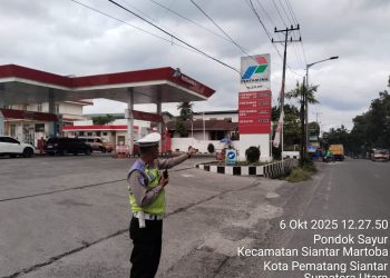 Sat Lantas mengurai kemacetan di Jalan Medan, tepatnya di depan SPBU 14.211.11, pada Senin (6/10/2025) siang.