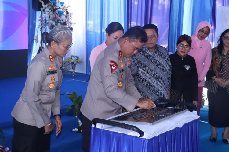 Kapolda Sumut, Irjen Pol. Whisnu Hermawan Februanto, S.I.K, M.H, launching Satuan Pelayanan Pemenuhan Gizi (SPPG) Polres Pematangsianțar, di Aspol, Jalan Sangnawaluh, Kelurahan Siopat Suhu, pada Jumat (31/10/2025) siang.