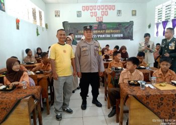 Bhabinkamtibmas Kelurahan Banjar, AIPTU Wellinton Nababan melaksanakan monitoring pembagian Makan Bergizi Gratis (MBG), di SMP Swasta Kartika Pematangsiantar, pada  Jumat (3/10/2025) pagi.