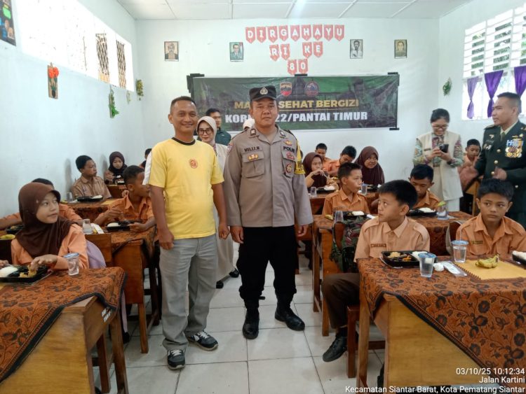 Bhabinkamtibmas Kelurahan Banjar, AIPTU Wellinton Nababan melaksanakan monitoring pembagian Makan Bergizi Gratis (MBG), di SMP Swasta Kartika Pematangsiantar, pada  Jumat (3/10/2025) pagi.