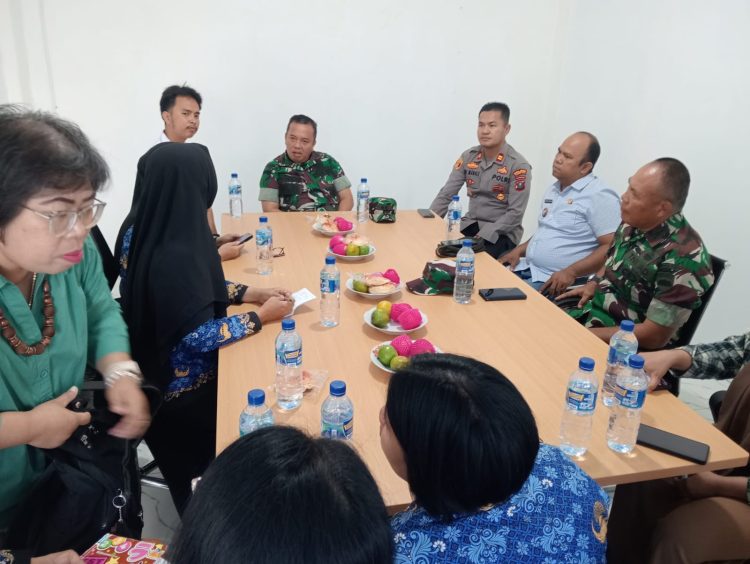 Kapolsek Siantar Timur, IPTU Edi J.J. Manalu SH, MH, menghadiri launching dapur Satuan Pelayanan Pemeliharaan Gizi (SPPG) Merdeka Mayang Sari Sejahtera, di Jalan Sangnauwaluh, depan Loket Sepadan, pada Jumat (17/10/2025) pagi.
