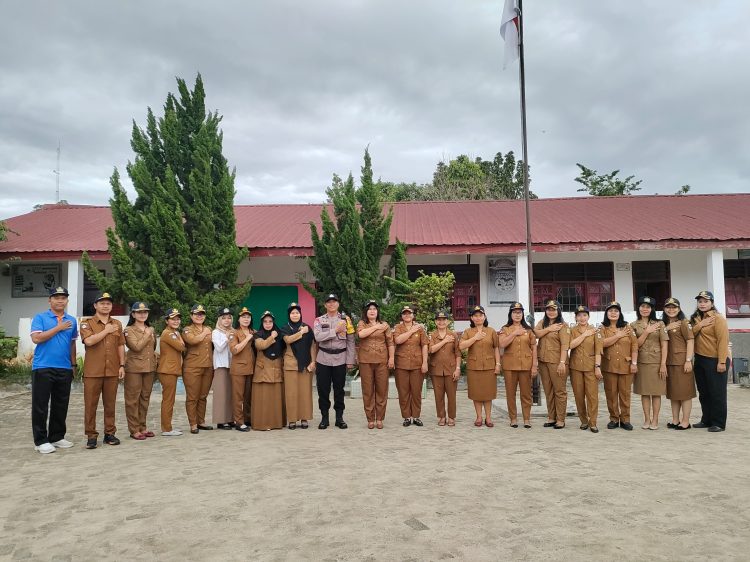 Bhabinkamtibmas Kelurahan Suka Maju, Aipda Adilman Manalu, hadir menjadi pembina upacara, di UPTD SD Negeri 124386 jalan Pisang, pada Senin (20/10/2025) pagi.