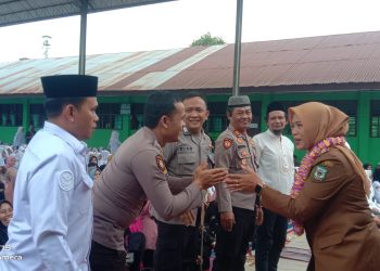 Kapolsek Siantar Martoba, AKP Restuadi SH menghadiri acara Maulid Nabi Muhammad SAW Tahun 2025, di MTSN Simpang Kapuk Pematangsiantar, pada Senin (6/10/2025) pagi.