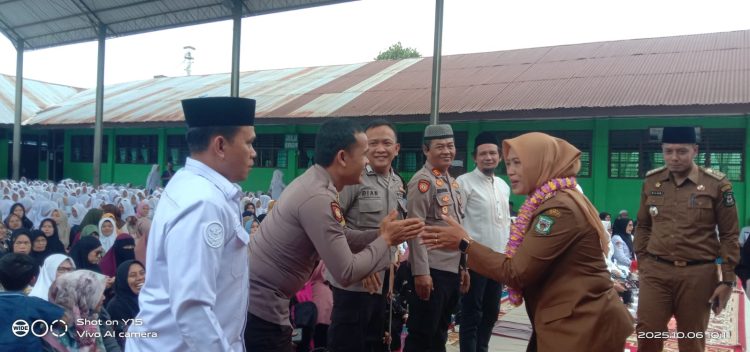 Kapolsek Siantar Martoba, AKP Restuadi SH menghadiri acara Maulid Nabi Muhammad SAW Tahun 2025, di MTSN Simpang Kapuk Pematangsiantar, pada Senin (6/10/2025) pagi.