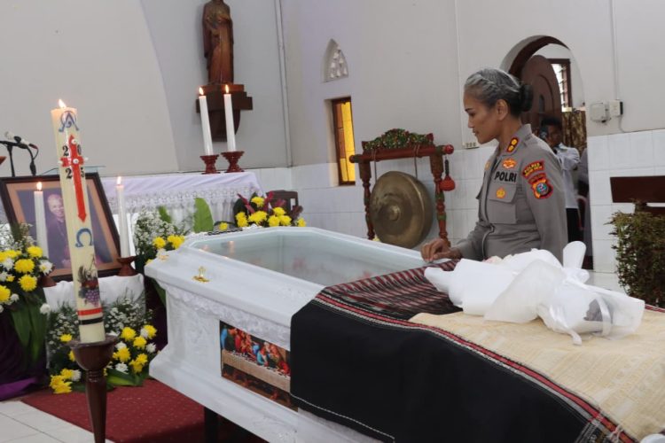 Kapolres Pematangsiantar, AKBP Sah Udur T.M. Sitinjak SH, SIK, MH, melayat jenazah Uskup Emeritus Agung Medan, pada Senin (20/10/2025) siang.