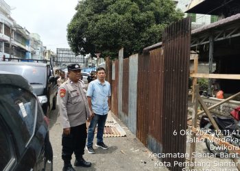 Polsek Siantar Barat melalui Kasub Sektor Pasar Horas, AIPTU Edi Syahputra SH, monitoring kegiatan pemasangan pagar seng, di seputaran Gedung IV Pasar Horas, Jl. Merdeka, pada  Senin (6/10/2025) siang.