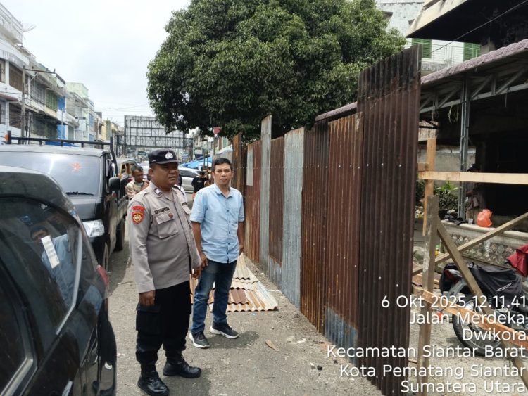 Polsek Siantar Barat melalui Kasub Sektor Pasar Horas, AIPTU Edi Syahputra SH, monitoring kegiatan pemasangan pagar seng, di seputaran Gedung IV Pasar Horas, Jl. Merdeka, pada  Senin (6/10/2025) siang.