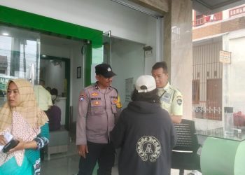 Bhabinkamtibmas Kelurahan Marihat Jaya, Aipda Erick F. Marbun, melaksanakan sambang di Pegadaian UPC Marihat, Jl. Melanthon Siregar, pada Senin (20/10/2025) pagi.