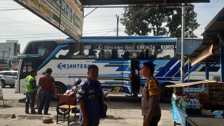 Bhabinkamtibmas Kelurahan Kahean, AIPDA H.E. Pane, melaksanakan kegiatan patroli dan sambang, di Loket Bus, Jalan Sisingamangaraja, Kelurahan Kahean, Kecamatan Siantar Utara, Kota Pematangsiantar, pada Kamis (30/10/2025) siang, sekira pukul 11.00 WIB.