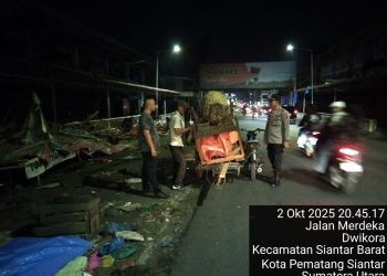 Polsek Siantar Barat monitoring relokasi para pedagang eks Gedung IV Pasar Horas, di Jalan Merdeka Bawah, pada Kamis (2/10/2025) pagi.