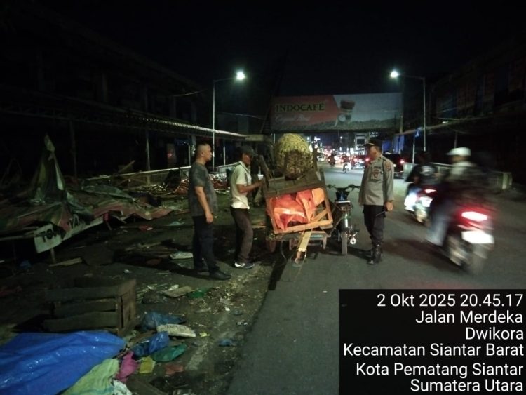 Polsek Siantar Barat monitoring relokasi para pedagang eks Gedung IV Pasar Horas, di Jalan Merdeka Bawah, pada Kamis (2/10/2025) pagi.