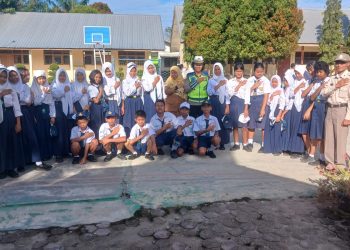 Satuan Lalu Lintas (Sat Lantas) Polres Pematangsiantar menggelar kegiatan Police Go School, di SMP Negeri 9 Pematangsiantar, pada Senin (27/10/2025) pagi.