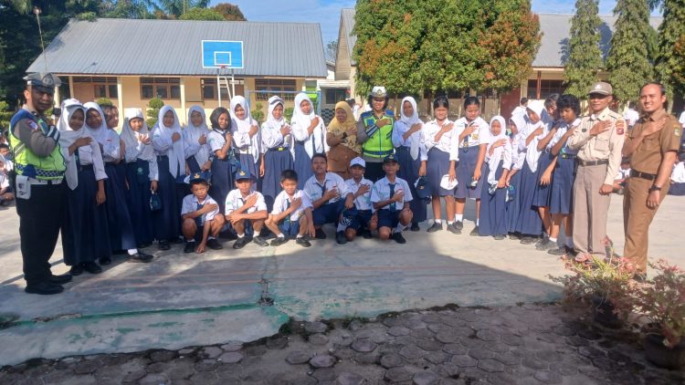 Satuan Lalu Lintas (Sat Lantas) Polres Pematangsiantar menggelar kegiatan Police Go School, di SMP Negeri 9 Pematangsiantar, pada Senin (27/10/2025) pagi.