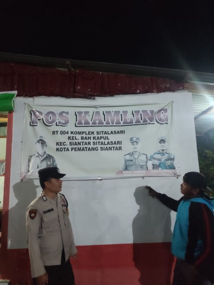 Polsek Siantar Martoba melaksanakan SALING (Sapa Siskamling), di Pos Kamling Jalan Sitalasari, pada Kamis (16/10/2025) malam.