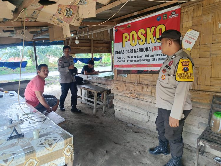 Polsek Siantar Martoba menggelar kegiatan patroli Posko Bebas dari Narkoba (PBN), di jalan Bahkora, pada Minggu (19/10/2025) siang.