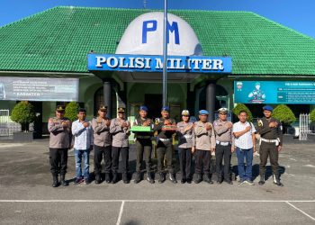 Puncak perayaan HUT TNI ke 80, Kapolres Pematangsianțar, AKBP Sah Udur T.M. Sitinjak SH, SIK, MH, diwakili Wakapolres, KOMPOL Hendrik Situmorang, MM, bersama Pejabat Utama (PJU) memberikan surprise, pada Minggu (5/10/2025) pagi.