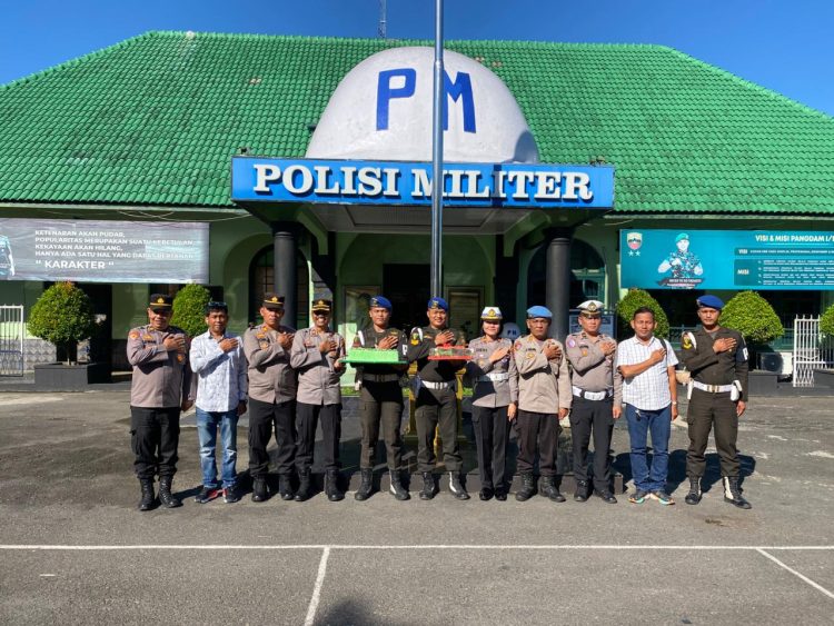 Puncak perayaan HUT TNI ke 80, Kapolres Pematangsianțar, AKBP Sah Udur T.M. Sitinjak SH, SIK, MH, diwakili Wakapolres, KOMPOL Hendrik Situmorang, MM, bersama Pejabat Utama (PJU) memberikan surprise, pada Minggu (5/10/2025) pagi.