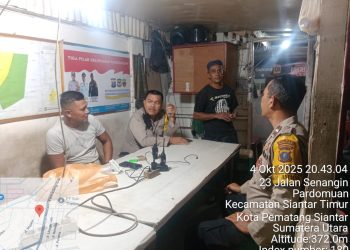 Bhabinkamtibmas, AIPDA Okto Sihole dan AIPDA G. Sinaga, menggelar Saling (Sapa Siskamling), di Pos Kamling Jalan Senangin, pada Sabtu (4/10/2025) malam.