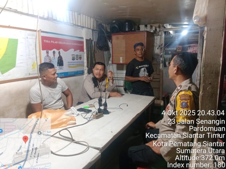 Bhabinkamtibmas, AIPDA Okto Sihole dan AIPDA G. Sinaga, menggelar Saling (Sapa Siskamling), di Pos Kamling Jalan Senangin, pada Sabtu (4/10/2025) malam.
