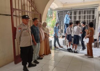 Bhabinkamtibmas Kelurahan Pardomuan, AIPDA Hardi N. Silalahi, kembali monitoring pendistribusian Makanan Bergizi Gratis (MBG), di SMP Negeri 1,  pada Selasa (4/11/2025) pagi.