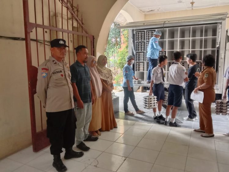 Bhabinkamtibmas Kelurahan Pardomuan, AIPDA Hardi N. Silalahi, kembali monitoring pendistribusian Makanan Bergizi Gratis (MBG), di SMP Negeri 1,  pada Selasa (4/11/2025) pagi.