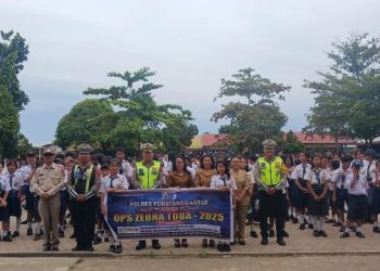 Satuan Lalu Lintas (Sat Lantas) Polres Pematangsiantar sosialisasi di SMP Negeri 5, Jl. Cornel Simanjuntak Pematangsiantar, pada Senin (24/11/2025) pagi.