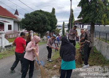Polseķ Siantar Barat mengikuti gotong royong, di Jl. Penyambungan Pematangsiantar, pada Jumat  (21/11/2025) pagi.