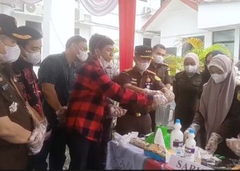 Kepala Satuan Reserse Narkoba, AKP Irwanta Sembiring SH, MH dan KBO Sat Reskrim, IPDA MTT Simanungkalit SH, menghadiri pemusnahan barang bukti yang sudah berkekuatan hukum tetap atau inkracht, di Kantor Kejaksaan Negeri (Kejari) Pematangsiantar, pada Kamis (27/11/2027) sore.